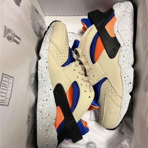 Nike Air Huarache - Size 10
Rattan/Hyper Royal